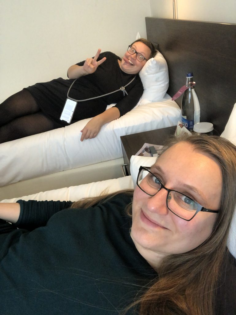 Jahresrückblick 2019: Olga und ich haben uns ein Zimmer im Crowne Plaza geteilt. Viel Zeit zum Schlafen hatten wir jedoch nicht.