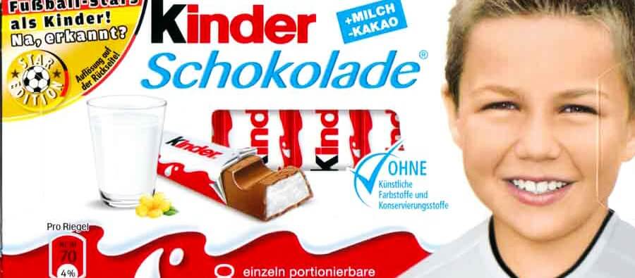 Die Verpackung einer Kinder Schokolade mit dem Gesicht von Mario Götze, als er noch ein Kind war.