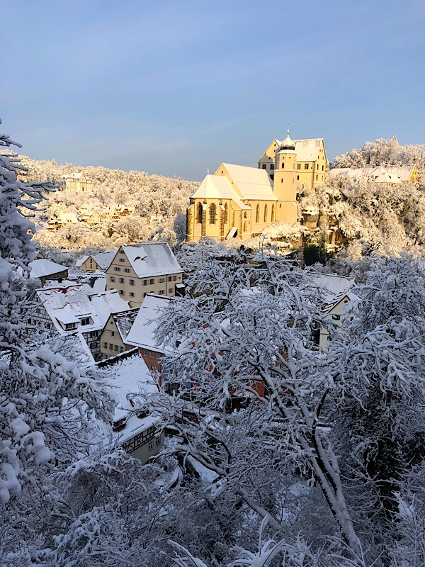 Blick auf das Schloss Haigerloch im Winter mit viel Schnee.